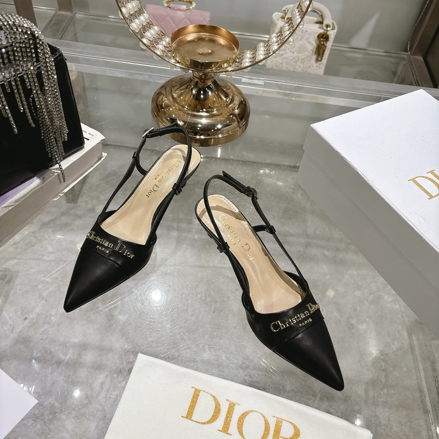 👟👟Ex-factory price 520👟👟 25ss early spring new Dior Dior D-My hardware letter buckle pointed toe high heels flat shoes kitten heel back sandals This My Dior high heels are new products in the 2025 spring and summer ready-to-wear series, showing exquisite elegance. Carefully crafted from cow leather, it has a pointed toe design and is embellished with the Christian Dior Paris signature in gold-finished metal, making it instantly recognizable and highlighting Dior's extraordinary craftsmanship. The hollow decoration 4.5cm and 8.5cm graphic style heels complement each other, making the fashionable design more elegant. Upper: Shandong silk/cow patent leather. Inner foot pad: sheepskin. Sole: Italian genuine leather outsole. Heel height: 4.5 8.5. Size: 35-39 (34.40.41. Customized, non-refundable)